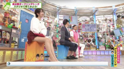 磯貝初奈 ミニスカ太もも画像！生足やパンストの美脚がたまらない！の画像