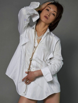 酒井法子 熟女水着グラビア画像！変わらない美しさがたまらない！の画像