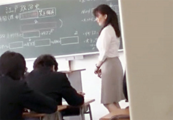 【熟女】デカ尻巨乳な四十路の女教師さん♪ 密かに付き合う教え子チンポを校内で性処理してしまうwww 三浦恵理子の画像