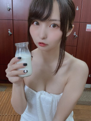 【画像】お風呂上がりにタオル1枚で牛乳を飲んでる美女が撮られるの画像