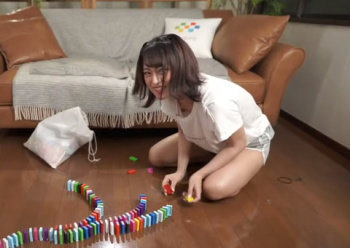 【朗報】セクシー女優がノーブラTシャツ一枚で乳首チラチラ見せながらドミノ倒しするYouTube動画見つけたぞ！の画像