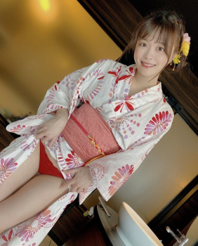 【画像あり】浴衣姿の美女、夏祭りの後に裾をめくってパンツを見せるの画像