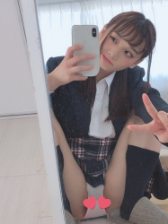 【画像あり】自撮りしてる女子高生、パンツから毛がはみ出てるの画像