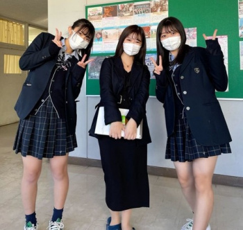 【画像】女子高の教師、生徒よりかわいくて炎上の画像