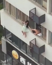 【動画】中国まんさんがビルから落下、パンツ丸出しになるも盗撮を恐れてすかさず隠すの画像