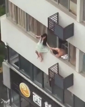 【動画】中国まんさんがビルから落下、パンツ丸出しになるも盗撮を恐れてすかさず隠すの画像