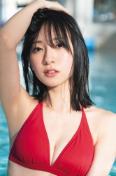 日向坂46のエース 金村美玖（20）、赤のビキニ姿で美しい谷間披露！の画像
