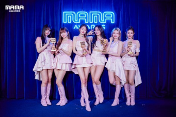 【悲報】Kpopグループiveさん、ついうっかりして太ももを全部出してしまうの画像