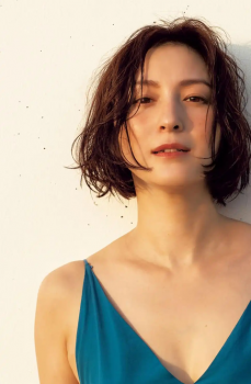 【悲報】 広末涼子さん（42）、エチエチな胸の谷間を見せつけるの画像
