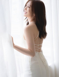美しい！元乃木坂４６白石麻衣（30）、美背中あらわ！グラビア登場の画像