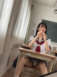 【画像あり】教室で無防備すぎる女子高生が撮られる　パンツ丸見えの画像