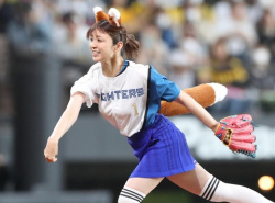 【画像】小倉優子さん(39)３児のママ、ミニスカ狐姿で始球式・・・ママァー！の画像