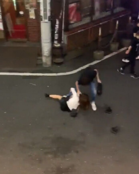 【動画】トー横女子、ホストに抱きついて離れないの画像