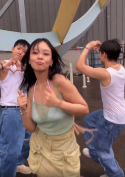 【動画】美人KPOPアーティストさん、うっかりお乳が揺れまくってしまうwwwwwwwwwwwwwwwwの画像