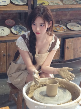 【画像】陶芸教室に行ってこんな人妻と出会ったらどうする？？の画像