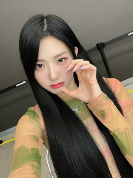 人気Kpopアイドルさん、とんでもないハイレグをはいてソフマップに登場してしまう…の画像