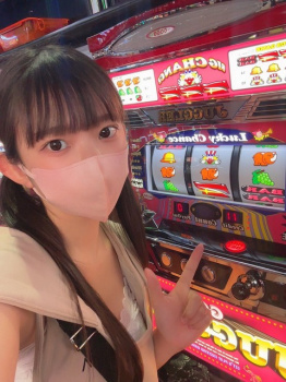 【画像あり】パチスロしてる中学生くらいの女の子が撮られるの画像