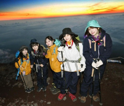 アイドルグループ「#ババババンビ」メジャーデビュー曲ヒット祈願で富士山登頂→筋肉痛で婆さんのような足取りにの画像