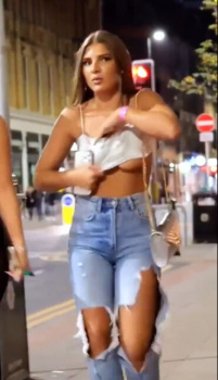 【動画】ロンドンの街を歩く女性の服装がスケベ過ぎると話題にの画像