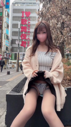 【動画あり】女さん、日中に歌舞伎町の路上でスカートをめくってパンツを見せてしまうの画像