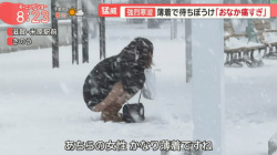 【画像あり】大雪の中ミニスカートでうずくまってる女性😲の画像