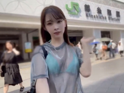 【動画】日本人女さん、とんでもない格好で外を出歩いてしまう...の画像