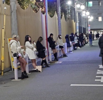 【悲報】ジャップ、貧困すぎてトーヨコで立ちんぼが行列してしまうの画像
