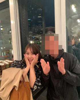 【画像】西田麻衣さん(35)、とんでもないオヂさんと写真を撮ってしまう?の画像