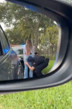 【悲報】アメリカの警察さん、エチエチまんさんにAVみたいなボディタッチをかますの画像