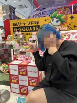 【悲報】人気コスプレイヤーさん、パチンコ屋の営業に行ったら無加工の写真を店側にアップされてしまうの画像