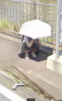 【画像】ストリートビューでパンチラ見つかるの画像