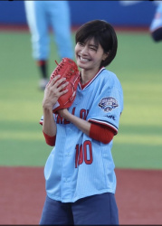 【画像】始球式に登場した内田有紀(48)さん、若すぎるの画像