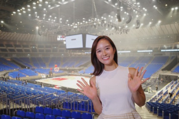 【画像】日テレの人気女子アナウンサーさん、スポーツ中継に健康的なノースリーブ姿で登場の画像