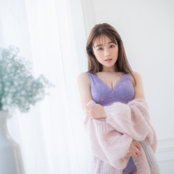 【画像】鈴木奈々さんおっぱいを出し始めるの画像