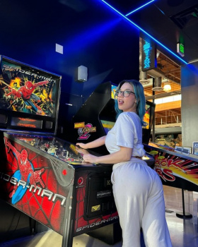 【画像】アメリカのゲーム配信者のシャーロットちゃん、16歳でこの身体?の画像