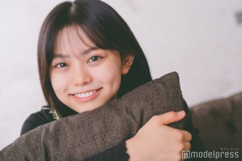 【画像】ルワンダに6週間ボランティアで行ってるミス東大・松藤百香さん(19)がルワンダの床屋でおまかせにしてみた結果、現地人になるの画像