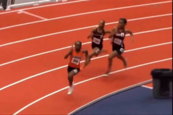 【動画】陸上リレーの女性、バトンで相手を殴って脱落させてしまうｗｗｗｗの画像