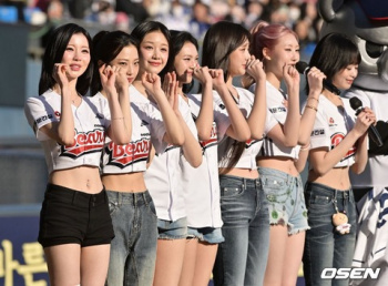 【悲報】KpopグループBABYMONSTERさん、始球式に登場も衣装ミスでヘソが丸出しになる放送事故発生…の画像