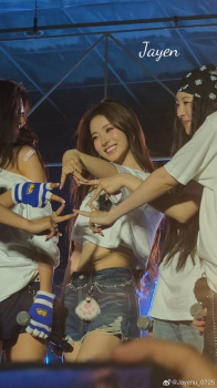 【悲報】KPOPグループ「MEOVV」田中杏奈さん(20)、韓国で人気が出すぎるの画像