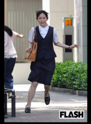 【画像】吉岡里帆、FLASHに汗だく猛ダッシュ姿を撮られるの画像
