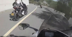 【動画】パンティ丸見えバイク女子の前でイキった男の画像