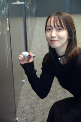 【芸能】吉岡里帆のサイン中の姿にSNSクギ付け 「なんてビジュだ」の画像