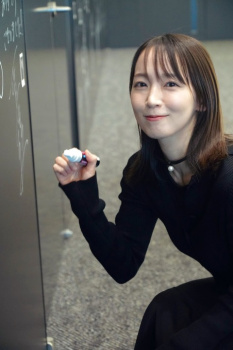 【芸能】吉岡里帆のサイン中の姿にSNSクギ付け 「なんてビジュだ」の画像