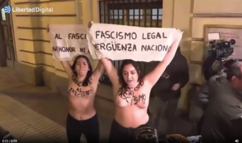 【動画】トップレスで抗議する女性のおっぱいを果敢に触りに行くおじさん?の画像