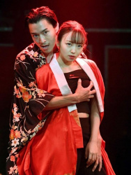 【画像】なんで舞台っておっぱい揉むシーンがあるの？の画像