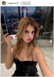 マギー、胸元露出ミニスカ黒ワンピコーデ脚線美公開の画像