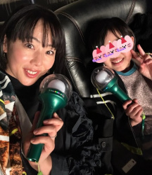 【画像】元グラドル井上和香(45)の娘、お母さんそっくり?の画像