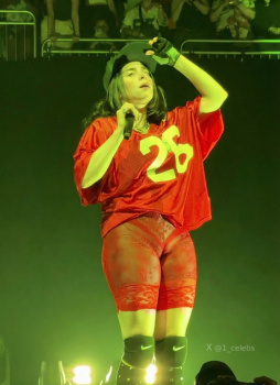 【画像】ビリーアイリッシュさん、ムッチムチ衣装でライブ出演ｗｗｗｗｗｗｗｗｗｗｗｗｗｗｗｗｗｗｗｗの画像