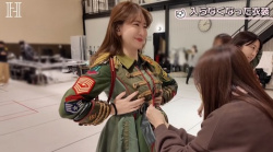 【朗報】小嶋陽菜さん(37)むっちむちに育ったおっぱいで衣装の留め具を弾き飛ばすの画像