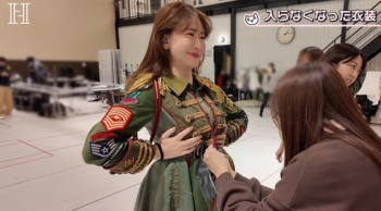 【朗報】小嶋陽菜さん(37)むっちむちに育ったおっぱいで衣装の留め具を弾き飛ばすの画像